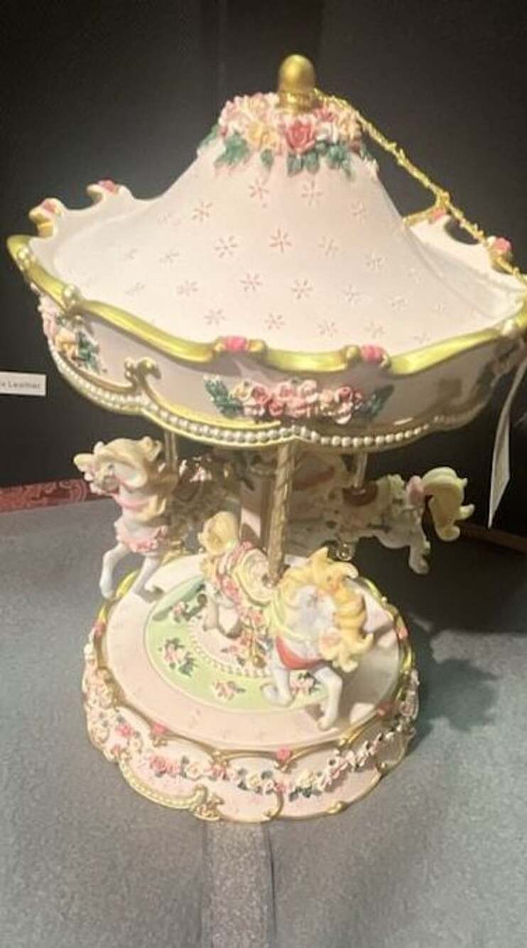 San Francisco Music Box Company Hearts and Roses Pink and White Musical Carousel